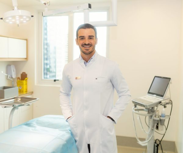 Dr Túlio Souza em seu consultório